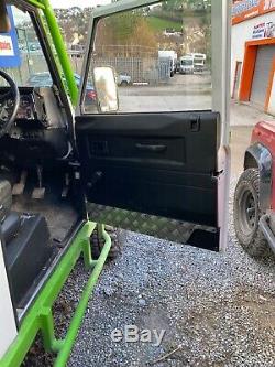 Landrover defender 90 300tdi diesel white and green roll cage off-roader
