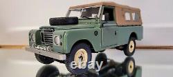 Revell Land Rover Series 3 109 Soft Top 1/18 Brand New In Box