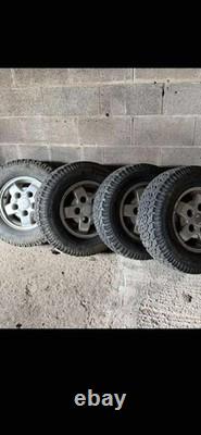 4 jantes Land Rover et pneus tout-terrain
