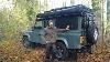 Camping Hors Route Dans Un Land Rover Defender Avec Tente De Toit Et Auvent.