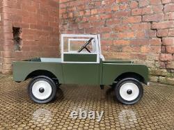 One Off. Voiture à pédales Landrover Series One construite sur mesure.